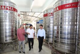 TS. Nguyễn Nhã & Đoàn báo chí đến tham quan làng nghề truyền thống và nhà máy Rượu Phú Lễ