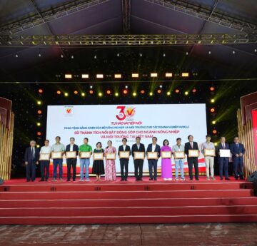 CTY CP RƯỢU PHÚ LỄ VINH DỰ NHẬN BẰNG KHEN CỦA BỘ NÔNG N...